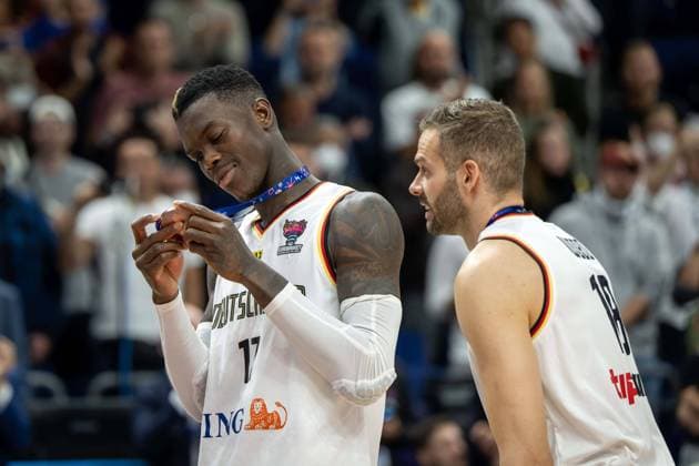 Basketball Berlin 18.09.2022 Eurobasket 2022 Spiel um Platz 3 Bronzemedaillenspiel Deutschland (GER) - Polen (POL) Deutschland gewinnt und wird 3. Bronzemedaille Siegerehrung Dennis Schröder Schroeder (Deutschland, No.17) Schröder Schroder