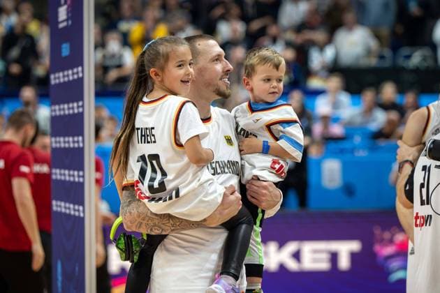 Basketball Berlin 18.09.2022 Eurobasket 2022 Spiel um Platz 3 Bronzemedaillenspiel Deutschland (GER) - Polen (POL) Deutschland gewinnt und wird 3. Bronzemedaille Jubel Daniel Theis (Deutschland, No.10) mit seinen Kindern
