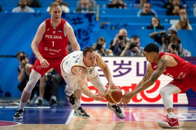 Basketball Berlin 18.09.2022 Eurobasket 2022 Spiel um Platz 3 Bronzemedaillenspiel Deutschland (GER) - Polen (POL) Johannes Voigtmann (Deutschland, No.07) A.J. Slaughter (Polen, No.06) Anthony Jaroslaw Zyskowski (Polen, No.01)