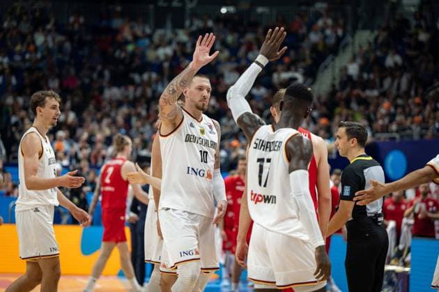 Basketball Berlin 18.09.2022 Eurobasket 2022 Spiel um Platz 3 Bronzemedaillenspiel Deutschland (GER) - Polen (POL) Daniel Theis (Deutschland, No.10) Dennis Schröder Schroeder (Deutschland, No.17) Schröder Schroder Jubel