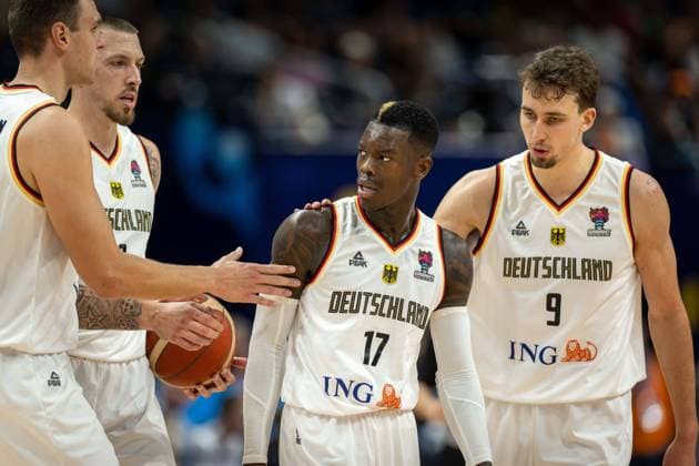 Basketball Berlin 18.09.2022 Eurobasket 2022 Spiel um Platz 3 Bronzemedaillenspiel Deutschland (GER) - Polen (POL) Dennis Schröder Schroeder (Deutschland, No.17) Schröder Schroder Daniel Theis (Deutschland, No.10) Johannes Voigtmann (Deutschland, No.07) Franz Wagner (Deutschland, No.09)