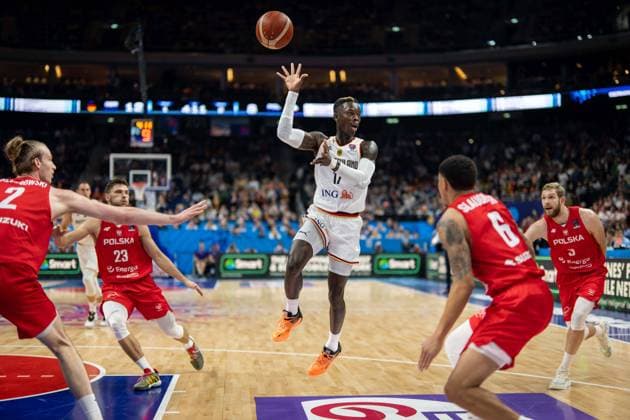 Basketball Berlin 18.09.2022 Eurobasket 2022 Spiel um Platz 3 Bronzemedaillenspiel Deutschland (GER) - Polen (POL) Dennis Schröder Schroeder (Deutschland, No.17) Schröder Schroder no look pass