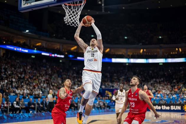 Basketball Berlin 18.09.2022 Eurobasket 2022 Spiel um Platz 3 Bronzemedaillenspiel Deutschland (GER) - Polen (POL) Daniel Theis (Deutschland, No.10) Michal Michalak (Polen, No.23) A.J. Slaughter (Polen, No.06) Anthony