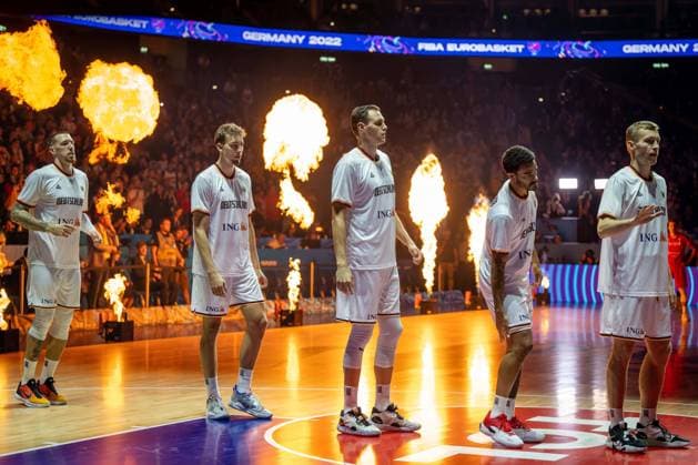 Basketball Berlin 18.09.2022 Eurobasket 2022 Spiel um Platz 3 Bronzemedaillenspiel Deutschland (GER) - Polen (POL) Teamvorstellung Deutschland Daniel Theis (Deutschland, No.10) Franz Wagner (Deutschland, No.09) Johannes Voigtmann (Deutschland, No.07) Nick Weiler-Babb (Deutschland, No.06) Weiler Babb Nils Giffey (Deutschland, No.05) vlnr.