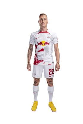 Achtung: Redaktionelle Nutzung honorarfrei - Attention: Free of charge for editorial use - David Raum, RB Leipzig. Mannschaft Saison 2022 2023. Porträttermin RB Leipzig. Saison 2022 2023.Porträttermin Porträt Vorstellung Präsentation Pressetermin 2022 2023