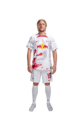 Achtung: Redaktionelle Nutzung honorarfrei - Attention: Free of charge for editorial use - Emil Forsberg RB Leipzig. Mannschaft Saison 2022 2023. Porträttermin RB Leipzig. Saison 2022 2023.Porträttermin Porträt Vorstellung Präsentation Pressetermin 2022 2023
