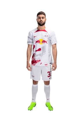 Achtung: Redaktionelle Nutzung honorarfrei - Attention: Free of charge for editorial use - Josko Gvardiol RB Leipzig. Mannschaft Saison 2022 2023. Porträttermin RB Leipzig. Saison 2022 2023.Porträttermin Porträt Vorstellung Präsentation Pressetermin 2022 2023