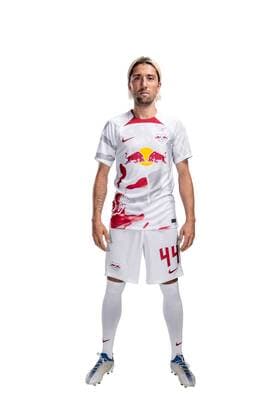 Achtung: Redaktionelle Nutzung honorarfrei - Attention: Free of charge for editorial use - Kevin Kampl RB Leipzig. Mannschaft Saison 2022 2023. Porträttermin RB Leipzig. Saison 2022 2023.Porträttermin Porträt Vorstellung Präsentation Pressetermin 2022 2023