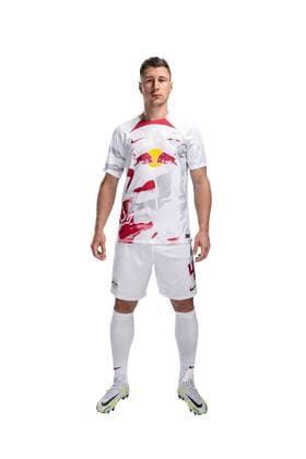 Achtung: Redaktionelle Nutzung honorarfrei - Attention: Free of charge for editorial use - Willi Orban RB Leipzig. Mannschaft Saison 2022 2023. Porträttermin RB Leipzig. Saison 2022 2023.Porträttermin Porträt Vorstellung Präsentation Pressetermin 2022 2023