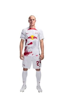 Achtung: Redaktionelle Nutzung honorarfrei - Attention: Free of charge for editorial use - Xaver Schlager RB Leipzig. Mannschaft Saison 2022 2023. Porträttermin RB Leipzig. Saison 2022 2023.Porträttermin Porträt Vorstellung Präsentation Pressetermin 2022 2023