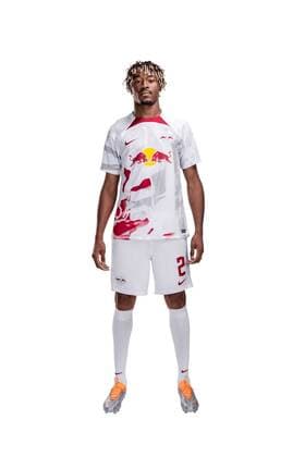 Achtung: Redaktionelle Nutzung honorarfrei - Attention: Free of charge for editorial use - Mohamed Simakan RB Leipzig. Mannschaft Saison 2022 2023. Porträttermin RB Leipzig. Saison 2022 2023.Porträttermin Porträt Vorstellung Präsentation Pressetermin 2022 2023