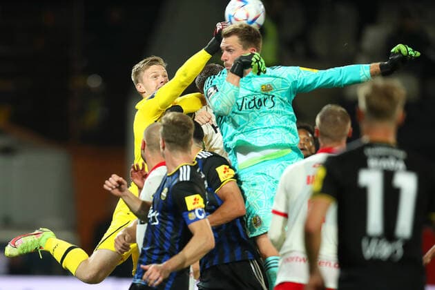 Sport Themen der Woche KW38 Sport Bilder des Tages DFB regulations prohibit any use of photographs as image sequences and or quasi-video: 19.09.2022, Essen, Stadion an der Hafenstraße, bwin 3.Liga Fußball Herren, Saison 2022 2023, Rot-Weiss Essen 1. FC Saarbrücken: Daniel Batz, Torhüter von 1. FC Saarbrücken spielt im Strafraum von Jakob Golz, Torhüter von Rot-Weiss Essen der den Ball mit der Faust wegschlagen kann NRW Deutschland *** DFB regulations prohibit any use of photographs as image sequences and or quasi video 19 09 2022, Essen, Stadion an der Hafenstraße, bwin 3 Liga Fußball Herren, Saison 2022 2023, Rot Weiss Essen 1 FC Saarbrücken Daniel Batz, goalkeeper of 1 FC Saarbrücken plays in the penalty area from Jakob Golz, goalkeeper of Rot Weiss Essen who can knock the ball away with his fist NRW Germany