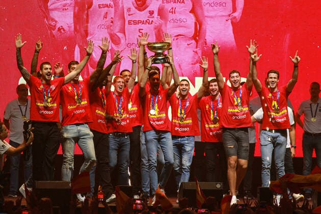 Bilder des Jahres 2022, Sport 09 September Sport Themen der Woche KW38 Sport Bilder des Tages September 19, 2022, MADRID, MADRID, SPAIN: Players of Spain show the trophy during the celebration the day after winning the EuroBasket at WiZink Center on September 19, 2022 in Madrid, Spain. MADRID SPAIN - ZUMAa181 20220919_zaa_a181_004 Copyright: xIrinaxR.xHipolitox