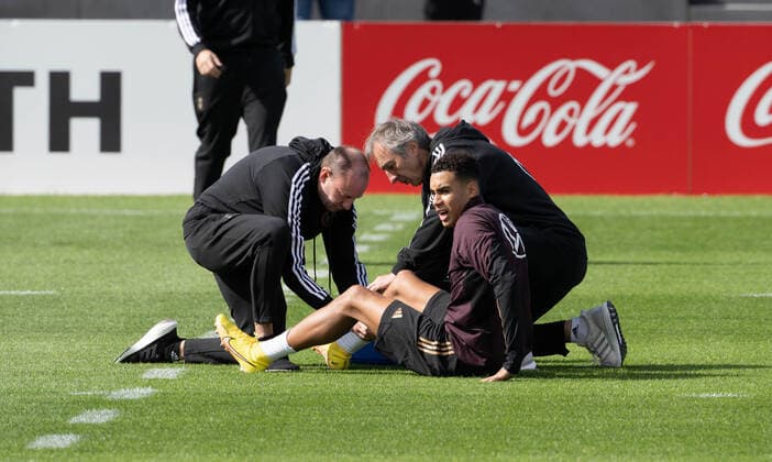 Sport Themen der Woche KW38 Sport Bilder des Tages 20.09.2022, xsltx, Fussball UEFA Nations League, Deutschland - Training und Pressekonferenz emspor, v.l. Jamal Musialas Schienbeinverletzung wird behandelt (DFL DFB REGULATIONS PROHIBIT ANY USE OF PHOTOGRAPHS as IMAGE SEQUENCES and or QUASI-VIDEO) Frankfurt am Main *** 20 09 2022, xsltx, football UEFA Nations League, Germany training and press conference emspor, v l Jamal Musialas shin injury is treated DFL DFB REGULATIONS PROHIBIT ANY USE OF PHOTOGRAPHS as IMAGE SEQUENCES and or QUASI VIDEO Frankfurt am Main