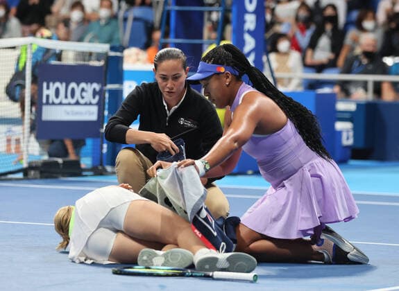 Bilder des Jahres 2022, Sport 09 September Sport Themen der Woche KW38 Sport Bilder des Tages September 20, 2022, Tokyo, Japan - Daria Saville of Australia lays on the court as she collapsed while Japan s Naomi Osaka (R) brings a towel for her at the singles first round match at the Toray Pan Pacific Open tennis tournament at the Ariake Coliseum in Tokyo on Tuesday, September 20, 2022. Saville retired the game as her left knee injury and Osaka advanced to the second round. Noxthirdxpartyxsales  (199076134)
