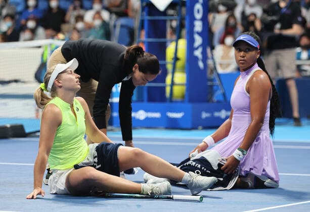 September 20, 2022, Tokyo, Japan - Daria Saville of Australia (L) sits on the court as she collapses while Japan s Naomi Osaka (R) looks on at the singles first round match at the Toray Pan Pacific Open tennis tournament at the Ariake Coliseum in Tokyo on Tuesday, September 20, 2022. Saville retired the game as her left knee injury and Osaka advanced to the second round. Noxthirdxpartyxsales  (199076137)
