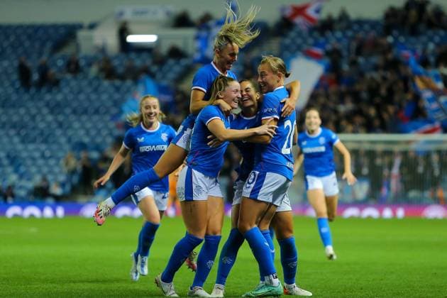 Sport Themen der Woche KW38 Sport Bilder des Tages Rangers Women v Benfica Women UEFA Women s Champions League 20 09 2022. leg 1 of 2 Kayla McCoy ( 10) of Rangers Womens FC gets the home side level at 2-2 and celebrates with her team mates during the UEFA Women s Champions League match between Rangers Women and Benfica Women at Ibrox, Glasgow, Scotland on 20 September 2022. Govan Ibrox Stadium Glasgow Scotland Editorial use only , Copyright: xColinxPoultneyx PSI-16010-0034