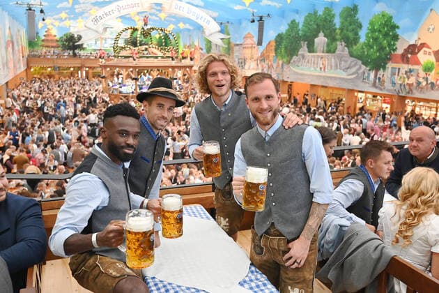 Bilder des Jahres 2022, Sport 09 September Sport Themen der Woche KW38 v.re:Tim Rieder (1860 Muenchen), Jesper VERLAAT (1860 Muenchen), Stefan LEX (TSV 1860 Muenchen), Joseph BOYAMBA (1860 Muenchen). TSV 1860 Muenchen auf dem Oktoberfest 2022 am 20.09.2022 im Hacker Festzelt. *** v re Tim Rieder 1860 Muenchen , Jesper VERLAAT 1860 Muenchen , Stefan LEX TSV 1860 Muenchen , Joseph BOYAMBA 1860 Muenchen TSV 1860 Muenchen at the Oktoberfest 2022 on 20 09 2022 at Hacker Festzelt