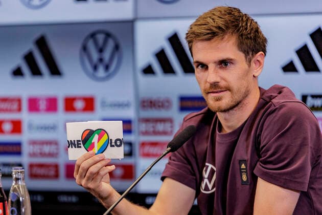 Sport Themen der Woche KW38 DFB Pressekonferenz, DFB Campus, Frankfurt, 21.09.2022 Jonas Hofmann (Deutsche Nationalmannschaft) mit One Love Kapitänsbiinde, DFB Pressekonferenz, Frankfurt, DFB Campus, 21.9.2022 *** DFB Press Conference, DFB Campus, Frankfurt, 21 09 2022 Jonas Hofmann German National Team with One Love captains armband, DFB Press Conference, Frankfurt, DFB Campus, 21 9 2022 Copyright: xBEAUTIFULxSPORTS Gawlikx
