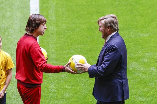 Sport Themen der Woche KW38 Sport Bilder des Tages AMSTERDAM , 21-09-2033 , Johan Cruijff Arena , Dutch football , Cruyff Legacy Summit , (L-R) Tobias Nierop and King Willem Alexander Cruyff Legacy Summit  x18439014x Copyright: