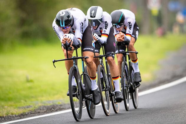 Bilder des Jahres 2022, Sport 09 September Sport Themen der Woche KW38 Sport Bilder des Tages ARNDT Nikias, STEIMLE Jannik, HEIDEMANN Miguel: UCI Road cycling, Rad, Radsport, Strasse World Championships 2022 ARNDT Nikias - STEIMLE Jannik - HEIDEMANN Miguel ( GER ) Germany Querformat - quer - horizontal - Landscape - Event Veranstaltung: UCI Road Cycling World Championships 2022 - Category Kategorie: Cycling - Road Cycling World Championships - Elite Men & Women - Location Ort: Australia - Start: Wollongong - Finish: Wollongong - Discipline: Mixed Relay ( MR ) - Distance: 28,2 km - Date Datum: 21.09.2022 Wednesday Day 4 - *** ARNDT Nikias, STEIMLE Jannik, HEIDEMANN Miguel UCI Road Cycling World Championships 2022 ARNDT Nikias STEIMLE Jannik HEIDEMANN Miguel GER Germany Landscape horizontal Landscape Event Event UCI Road Cycling World Championships 2022 Category Category Cycling Road Cycling World Championships Elite Men Women Location Place Australia Start Wollongong Finish Wollongong Discipline Mixed Relay MR Distance 28,2 km Date Date 21 09 2022 Wednesday Day 4