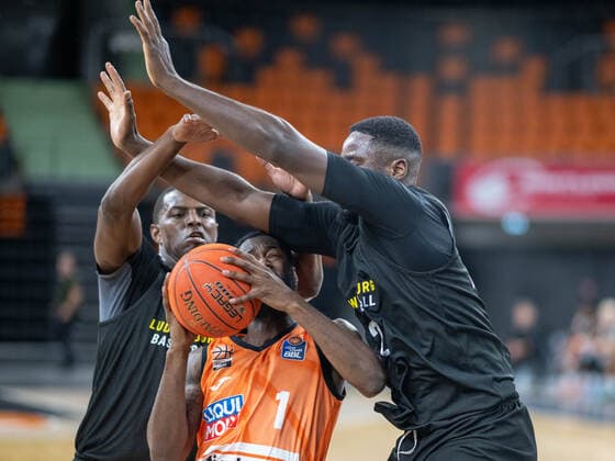 Sport Themen der Woche KW38 Isaiah Whitehead (MHP Riesen Ludwigsburg, 00), P. Dadiet (Ratiopharm Ulm 01), Justin Johnson (MHP Riesen Ludwigsburg, 23), GER, Ratiopharm Ulm vs. MHP Riesen Ludwigsburg, Basketball, Bundesliga, Testspiel, Spielzeit 2022 2023, 21.09.2022, GER, Ratiopharm Ulm vs. MHP Riesen Ludwigsburg, Basketball, Bundesliga, Testspiel, Spielzeit 2022 2023, 21.09.2022 Ulm *** Isaiah Whitehead MHP Riesen Ludwigsburg, 00 , P Dadiet Ratiopharm Ulm 01 , Justin Johnson MHP Riesen Ludwigsburg, 23 , GER, Ratiopharm Ulm vs MHP Riesen Ludwigsburg, basketball, Bundesliga, test game, season 2022 2023, 21 09 2022, GER, Ratiopharm Ulm vs MHP Riesen Ludwigsburg, basketball, Bundesliga, test game, season 2022 2023, 21 09 2022 Ulm Copyright: xEibner-Pressefoto SaschaxWaltherx EP_EER