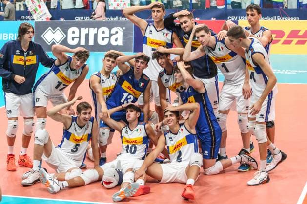 Bilder des Jahres 2022, Sport 09 September Sport Themen der Woche KW38 Sport Bilder des Tages September 21, 2022, Montesilvano Vasto, Italy: Montesilvano Vasto, Italy, Montesilvano Vasto, September 21, 2022, Exultation of Italy team. during U20 European Championship, EM, Europameisterschaft - Serbia vs Italy - Volleyball Intenationals. Volleyball Intenationals - U20 European Championship - Serbia vs Italy, Montesilvano Vasto, Italy  - ZUMAl164 20220921_zsa_l164_051 Copyright: xDavidexDixLallax