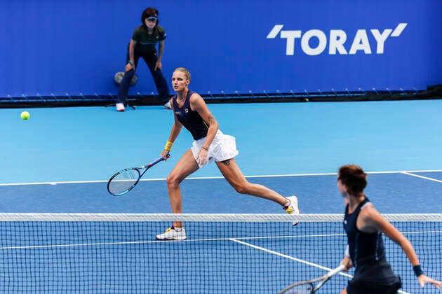 September 22, 2022, Tokyo, Japan: (Up) Karolina PLISKOVA (CZE) in action against Petra MARTIC (CRO) during their Singles 2nd Round match at the TORAY PAN PACIFIC OPEN TENNIS TOURNAMENT 2022 at Ariake Coliseum. The tournament is held from September 17 to 25. Martic won 6:3,6:4. Tokyo Japan - ZUMAm191 20220922_zap_m191_002 Copyright: xRodrigoxReyesxMarinx