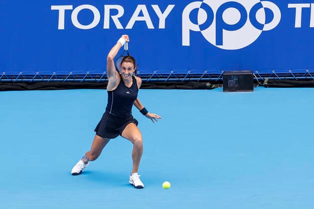 September 22, 2022, Tokyo, Japan: Petra MARTIC (CRO) serves against Karolina PLISKOVA (CZE) during their Singles 2nd Round match at the TORAY PAN PACIFIC OPEN TENNIS TOURNAMENT 2022 at Ariake Coliseum. The tournament is held from September 17 to 25. Martic won 6:3,6:4. Tokyo Japan - ZUMAm191 20220922_zap_m191_022 Copyright: xRodrigoxReyesxMarinx