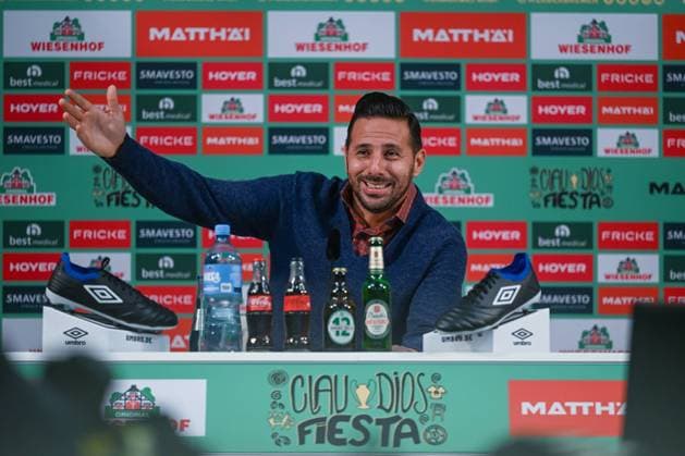 Bilder des Jahres 2022, Sport 09 September Sport Themen der Woche KW38 Sport Bilder des Tages GER, SV Werder Bremen, Pressekonferenz Claudio Pizarro Abschiedsspiel mit Claudio Pizarro, 22.09.2022, Wohninvest Weserstadion , Bremen, GER, SV Werder Bremen, Pressekonferenz Claudio Pizarro Abschiedsspiel mit Claudio Pizarro, im Bild picture shows Claudio Pizarro spricht bei der Pressekonferenz zu seinem Abschiedsspiel. *** GER, SV Werder Bremen, press conference Claudio Pizarro farewell game with Claudio Pizarro, 22 09 2022, Wohninvest Weserstadion , Bremen, GER, SV Werder Bremen, press conference Claudio Pizarro farewell game with Claudio Pizarro, in picture shows Claudio Pizarro speaks at the press conference for his farewell game nordphotoxGmbHx xTeresaxKroeger nordphoto00008
