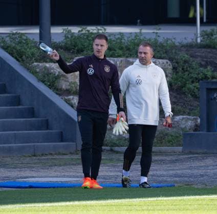 22.09.2022, xsltx, Fussball UEFA Nations League, Deutschland - Abschlusstraining und Pressekonferenz Deutsche Nationalmannschaft emspor, v.l. Marc-AndrÃ ter Stegen, Hansi Flick (Bundestrainer) (DFL DFB REGULATIONS PROHIBIT ANY USE OF PHOTOGRAPHS as IMAGE SEQUENCES and or QUASI-VIDEO) Frankfurt am Main