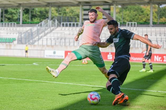 GER, Testspiel, Hannover 96 SV Werder Bremen 22.09.2022, Eilenriedestadion , Hannover , GER, Testspiel, Hannover 96 SV Werder Bremen im Bild picture shows Oliver Burke (SV Werder Bremen 9) (l) und Luka Krajnc (Hannover 96 32) (r) kämpfen um den Ball.