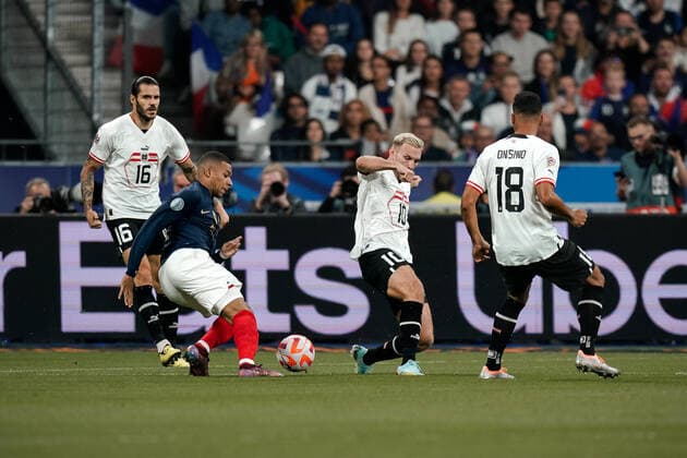 SOCCER - NL, FRA vs AUT SAINT DENIS,FRANCE,22.SEP.22 - SOCCER - UEFA Nations League, OEFB international match, Länderspiel, Nationalmannschaft France vs Austria. Image shows Kylian Mbappe (FRA) and Andreas Weimann (AUT).  GEPAxpictures xJohannesxFriedl