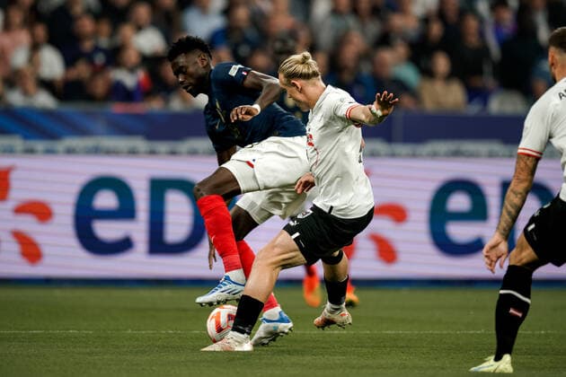 SOCCER - NL, FRA vs AUT SAINT DENIS,FRANCE,22.SEP.22 - SOCCER - UEFA Nations League, OEFB international match, Länderspiel, Nationalmannschaft France vs Austria. Image shows Benoit Badiashile (FRA) and Xaver Schlager (AUT).  GEPAxpictures xJohannesxFriedl