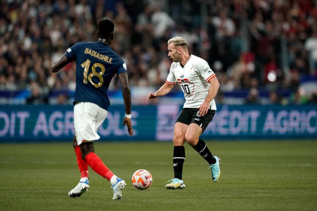 SOCCER - NL, FRA vs AUT SAINT DENIS,FRANCE,22.SEP.22 - SOCCER - UEFA Nations League, OEFB international match, Länderspiel, Nationalmannschaft France vs Austria. Image shows Benoit Badiashile (FRA) and Andreas Weimann (AUT).  GEPAxpictures xJohannesxFriedl