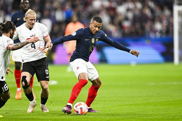Kylian Mbappe (Fra) vs Xavier Schlager (Aut) FOOTBALL : France vs Autriche - Ligue des Nations - 22 09 2022 JBAutissier Panoramic 