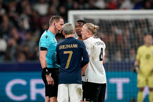 SOCCER - NL, FRA vs AUT SAINT DENIS,FRANCE,22.SEP.22 - SOCCER - UEFA Nations League, OEFB international match, Länderspiel, Nationalmannschaft France vs Austria. Image shows referee, Antoine Griezmann (FRA), David Alaba and Xaver Schlager (AUT).  GEPAxpictures xJohannesxFriedl