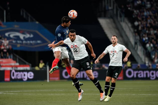 SOCCER - NL, FRA vs AUT SAINT DENIS,FRANCE,22.SEP.22 - SOCCER - UEFA Nations League, OEFB international match, Länderspiel, Nationalmannschaft France vs Austria. Image shows Raphael Varane (FRA) and Karim Onisiwo (AUT).  GEPAxpictures xJohannesxFriedl