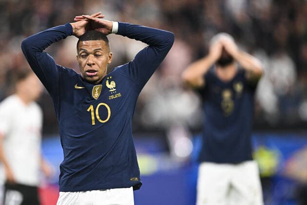 Sport Bilder des Tages Deception des joueurs de l Equipe de France Kylian Mbappe (Fra) Olivier Giroud (Fra) FOOTBALL : France vs Autriche - Ligue des Nations - 22 09 2022 JBAutissier Panoramic 