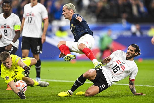 Antoine Griezmann (Fra) vs Patrick Pentz (Aut) Christopher Trimmel (Aut) FOOTBALL : France vs Autriche - Ligue des Nations - 22 09 2022 JBAutissier Panoramic 