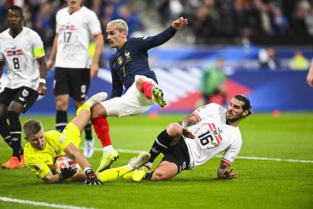 Antoine Griezmann (Fra) vs Patrick Pentz (Aut) Christopher Trimmel (Aut) FOOTBALL : France vs Autriche - Ligue des Nations - 22 09 2022 JBAutissier Panoramic 
