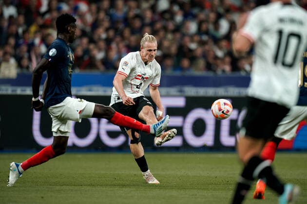 SOCCER - NL, FRA vs AUT SAINT DENIS,FRANCE,22.SEP.22 - SOCCER - UEFA Nations League, OEFB international match, Länderspiel, Nationalmannschaft France vs Austria. Image shows Benoit Badiashile (FRA) and Xaver Schlager (AUT).  GEPAxpictures xJohannesxFriedl