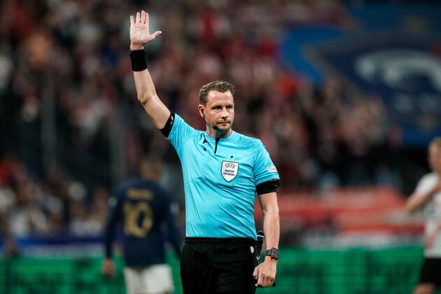 SOCCER - NL, FRA vs AUT SAINT DENIS,FRANCE,22.SEP.22 - SOCCER - UEFA Nations League, OEFB international match, Länderspiel, Nationalmannschaft France vs Austria. Image shows referee.  GEPAxpictures xJohannesxFriedl