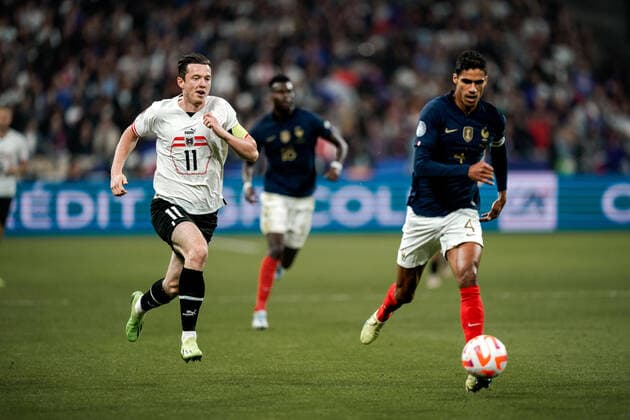 SOCCER - NL, FRA vs AUT SAINT DENIS,FRANCE,22.SEP.22 - SOCCER - UEFA Nations League, OEFB international match, Länderspiel, Nationalmannschaft France vs Austria. Image shows Michael Gregoritsch (AUT) and Raphael Varane (FRA).  GEPAxpictures xJohannesxFriedl