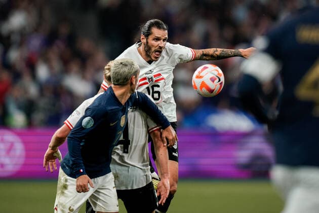 SOCCER - NL, FRA vs AUT SAINT DENIS,FRANCE,22.SEP.22 - SOCCER - UEFA Nations League, OEFB international match, Länderspiel, Nationalmannschaft France vs Austria. Image shows Antoine Griezmann (FRA), Xaver Schlager and Christopher Trimmel (AUT).  GEPAxpictures xJohannesxFriedl