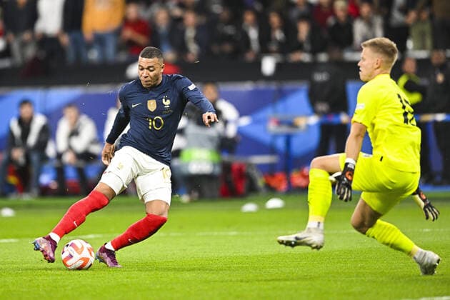 Kylian Mbappe (Fra) vs Patrick Pentz (Aut) FOOTBALL : France vs Autriche - Ligue des Nations - 22 09 2022 JBAutissier Panoramic 