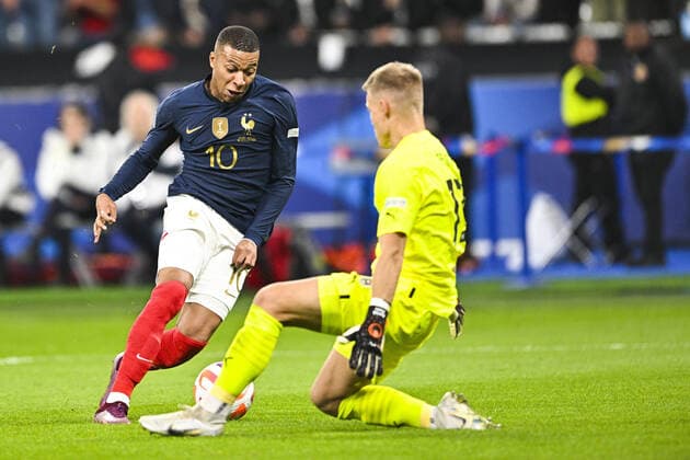 Kylian Mbappe (Fra) vs Patrick Pentz (Aut) FOOTBALL : France vs Autriche - Ligue des Nations - 22 09 2022 JBAutissier Panoramic 