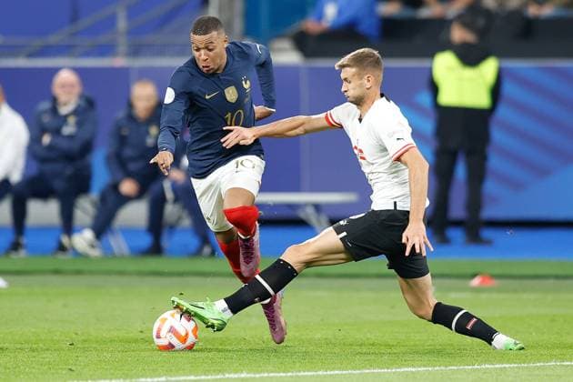 22.09.2022 xabx Qualifikation UEFA Nations League 2023 Frankreich - Österreich v.l., Kylian MbappeÌ (Frankreich), Stefan Posch (Österreich) Zweikampf, Action, Aktion, Battles for the Ball Copyright: AntonioxBorga
