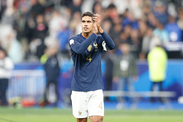 22.09.2022 xabx Qualifikation UEFA Nations League 2023 Frankreich - Österreich v.l., RaphaeÌˆl Varane (Frankreich) bedankt sich bei den Fans, bedanken, Dank. Mannschaft nach dem Spiel, after the Match bedankt sich bei den Fans, applauds the fans Copyright: AntonioxBorga