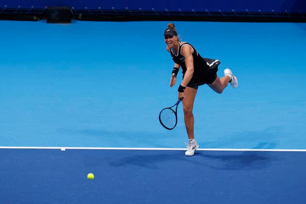 September 23, 2022, Tokyo, Japan: Beatriz HADDAD MAIA (BRA) serves against Veronika KUDERMETOVA during their Singles Quarterfinals match at the TORAY PAN PACIFIC OPEN TENNIS TOURNAMENT 2022 at Ariake Coliseum. The tournament is held from September 17 to 25. Tokyo Japan - ZUMAm191 20220923_zap_m191_022 Copyright: xRodrigoxReyesxMarinx